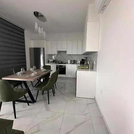Apartament Cozy 3 Bedroom 300m From The Sea