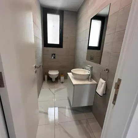 Cozy 3 Bedroom 300m From The Sea Apartament